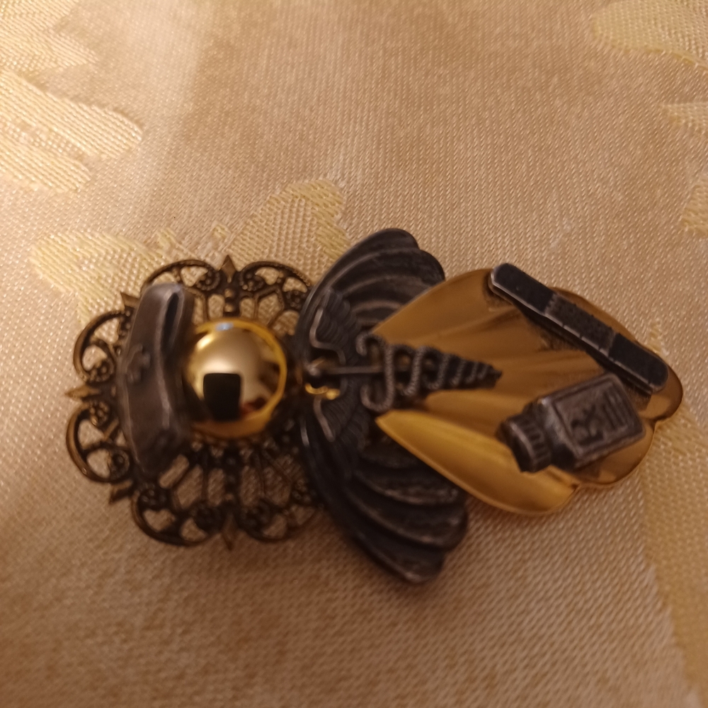 Healing Angel Nurse Brooch Pin - Picture 4 of 5